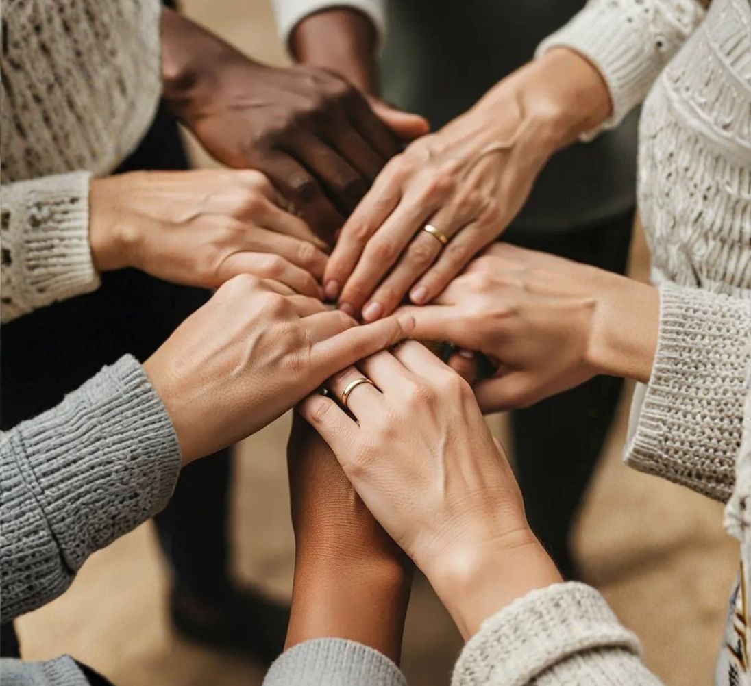 Mani di una famiglia che si uniscono al centro di un cerchio – counseling familiare