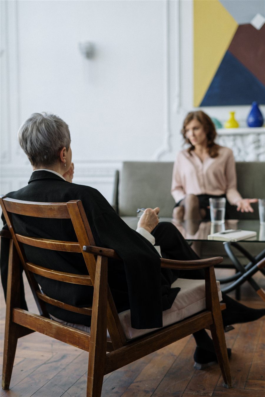 Colloquio di counseling individuale in studio, counselor con blocco per appunti